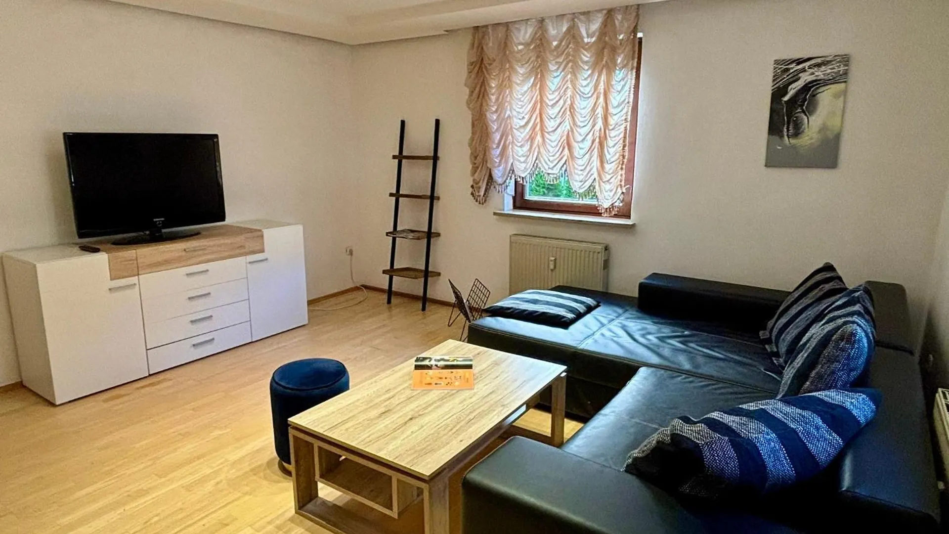 Erdgeschosswohnung Neben Schloss Blutenburg Mit Privatem Garten contacts
